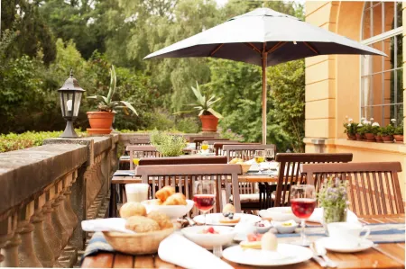 Schlosshotel Ziethen Отели в г. Фельтен