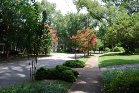 Brookwood Courtyard Condominiums by BCA Furnished Apartments Отели рядом с достопримечательностью «Америкасмарт»