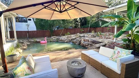 Historic Downtown Carriage House & Oaisis