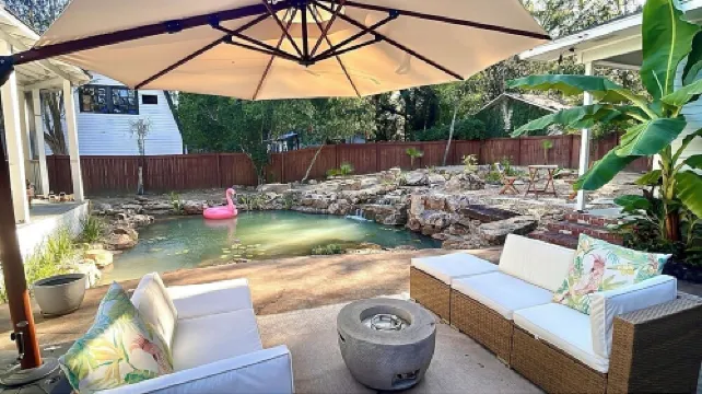 Historic Downtown Carriage House & Oaisis