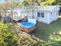 3Br Private 8 Acre Spa Retreat - BBQ, Patio, Views