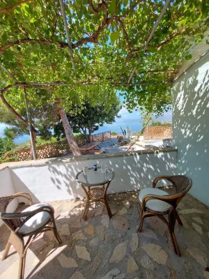 Beautiful House Located on a Hill in Samos Island, 400 m from an Organized Beach - Alojamientos