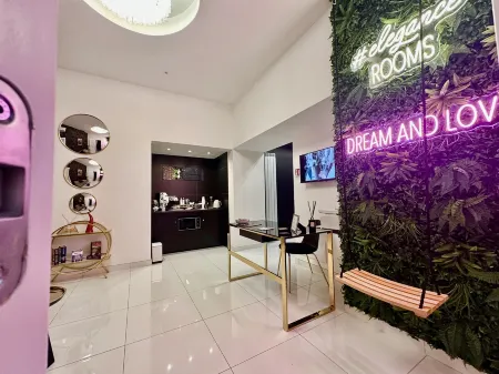 Elegance Rooms Spaccanapoli Отели рядом с достопримечательностью «Fontana Del Nettuno»