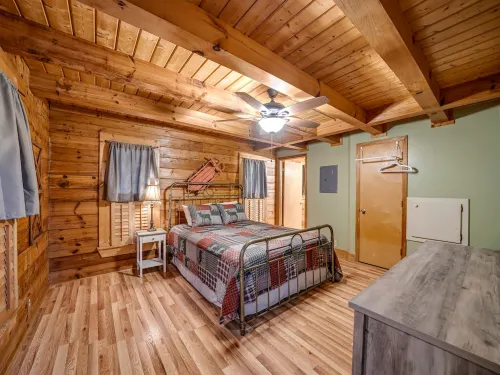 Into the woods 45 Min to Asheville w/ Hot Tub