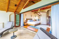 Exquisitely Adorned Luxury Unit Right on Flamingo Beach Sleeps 6