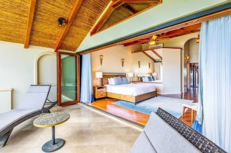 Exquisitely Adorned Luxury Unit Right on Flamingo Beach Sleeps 6 Отели в г. Плайя Фламинго