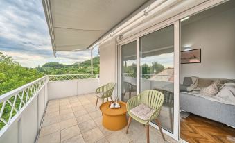 A - Luxury Apt w Big Balcony 4 Min Walk to Beach