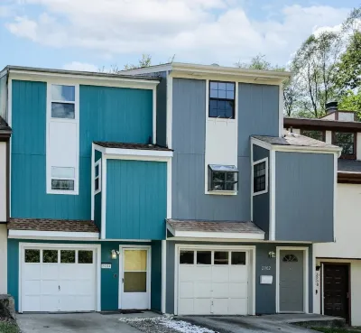 The Teal Townhouse Near KU Med and Central to Many KC Landmarks/Attractions Hotels in 