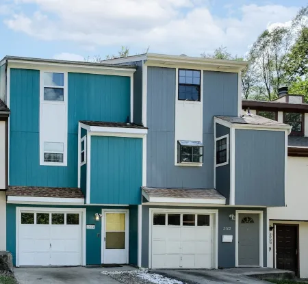 The Teal Townhouse Near KU Med and Central to Many KC Landmarks/Attractions