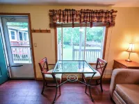 “Couples’ Cozy Cabin – King Bed, Walk to Geneva Lake” Hotels in Williams Bay