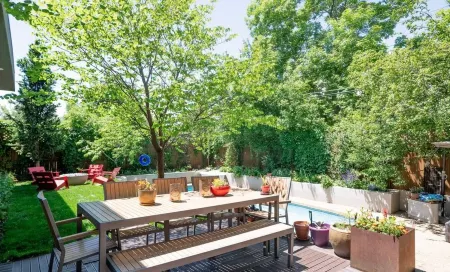 We are two artists who enjoy sharing our home to caring and curious guests! Отели рядом с достопримечательностью «Денверский университет»