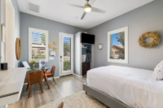 Charming Hideaway with Stylish Amenities - Cozy Tranquil Retreat