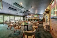 Stunning Retreat - Hot Tub, Arcade, Golf View, Fireplace Hotels in Berkeley County