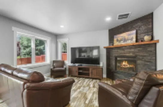 Stylish Mountain Retreat with Hot Tub - Inviting and Comfortable