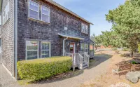 Luxurious Accommodations and Hot Tub - Charming Beach Retreat
