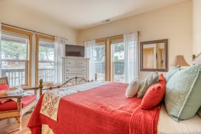 Luxurious Accommodations and Hot Tub - Charming Beach Retreat