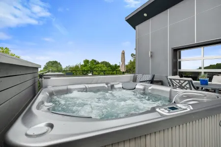 Fayetteview Rooftop Balcony Hot Tub 5 Min to DT