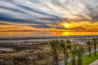 Wonderful Beach Condo W/ Shared Pools, Beach Boardwalk, Water View & WiFi Hotel di Dauphin Island