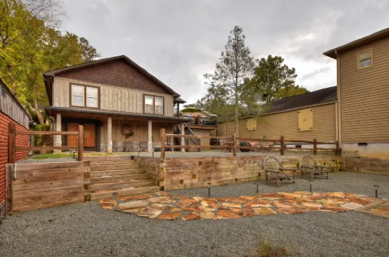 Charming Suite with Electric Fireplace and Cozy Ambiance - Inviting Retreat