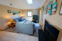 Saltwater Pool and Hot Tub Oasis - Beautiful Escape Hotels in der Nähe von Life is Good