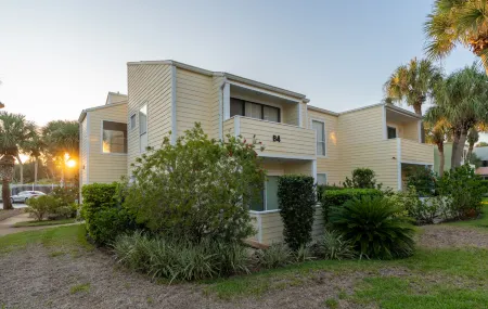 Serene Hideaway - WiFi, Pool, Close to Beach