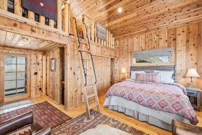 Secluded Haven - Hot Tub, WiFi, Views, Forested, Quiet