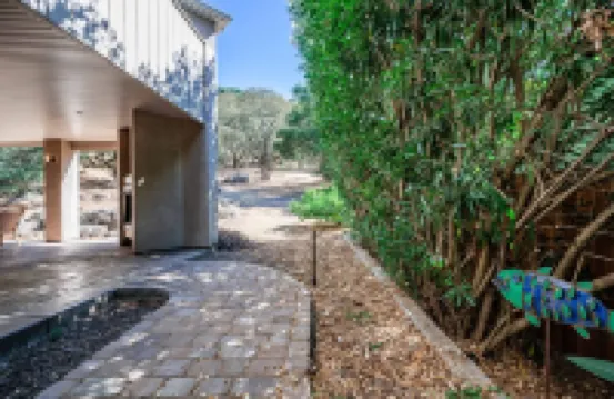 Large Garden Suite with private entrance and two bathrooms 17-0015