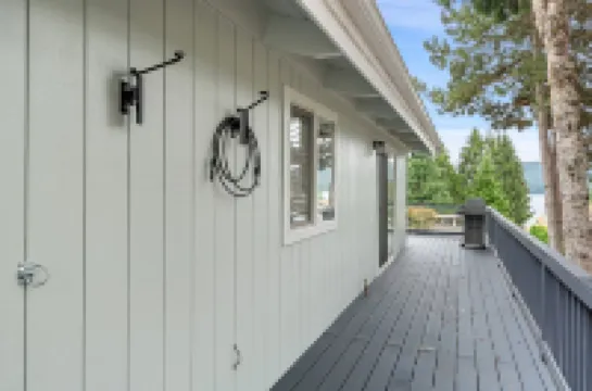 Stunning Lake Views and Outdoor Adventure - Charming Retreat