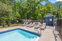 Sanctuary Retreat: Private Pool, Hot Tub & Firepit Hotels in Chikaming Township