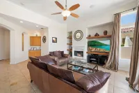 Luxurious Golf Pool Oasis-Firepit, Hot tub, WiFi, Fireplace