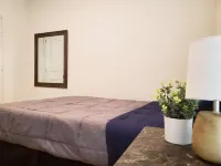 Spacious Living Area and Convenient Location - Stylish Urban Retreat Các khách sạn ở Travis County