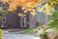 Scenic Views and Cozy Outdoor Space - Charming Mountain Retreat Hotels near Lake Tahoe