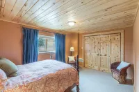 Majestic Mountain Views and Cozy Deck - Charming Family Retreat