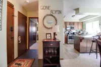 Charming Condo with Community Pool and Spa - Delightful Mountain Retreat Hotels in Sisters