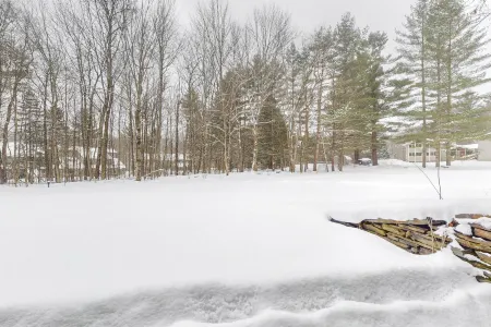 Inviting condo near skiing and golf with pool, fireplace, deck, & tennis court