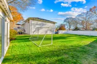 Seaside Retreat - FirePit, Bikes, Office, Grill, WiFi Hotel a West Yarmouth