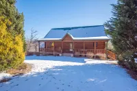 Stunning Views and Outdoor Fire Pit - Luxurious Log Retreat