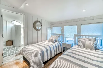 Rooftop Sundeck and Quick Beach Access - Stunning Coastal Haven Hotel in zona Seaside Beach