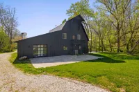 Private Pond and Epic Living Space - Cozy Charming Escape Hotels in Bella Vista