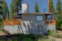 Rustic Mountain Home with Decks and Fireplace - Bright Charming Retreat 塔霍維斯塔住宿飯店