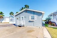 Charming waterfront house with heated pool, hot tub, & W/D - snowbird-friendly 伊莎貝爾港住宿飯店