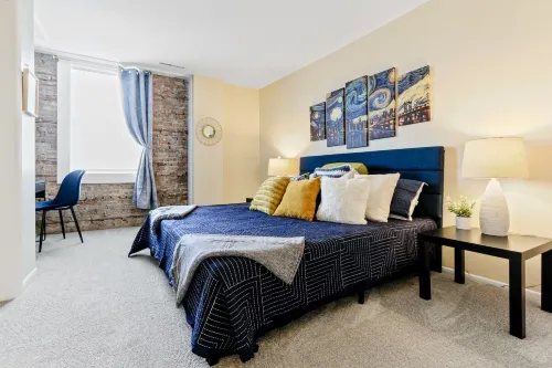 Downtown Lake Geneva-Coast to Coast |NYC and LA Themed Apartments |Onsite Parking |Heart of Main St Hotel di Lake Geneva