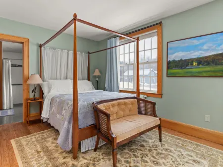 Charming Escape with Historic Touches - Accessible and Cozy Retreat