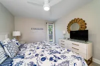 Breathtaking Marsh Views and Screened Porch - Inviting Coastal Haven Hotel di Seabrook Island