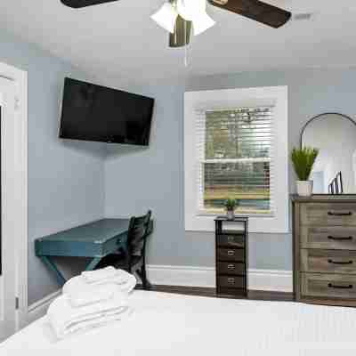 Smart TVs, Fast WiFi and Washer Dryer - Charming Cozy Retreat Rooms