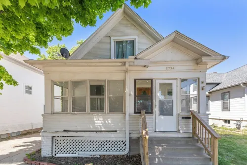 Modern Comfort Walk to Zoo & Lauritzen Gardens, King Bed, Sauna, Kids wagon