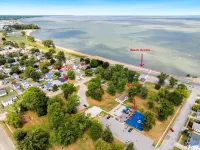 Lake Erie Views and Beach Access - Serene Coastal Haven فنادق في بورت كلينتون