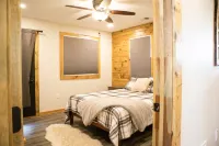 Cozy Retreat - Lazy Squirrel, Hottub, Firepit, WiFi Hotels in Wolfe County