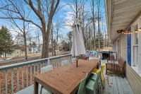 Stunning Lakeview Escape with Outdoor Fire Pit - Charming Retreat فنادق في Tobyhanna Township