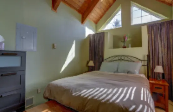 Peek of Mt Hood and Private Enclosed Yard - Charming Cozy Retreat